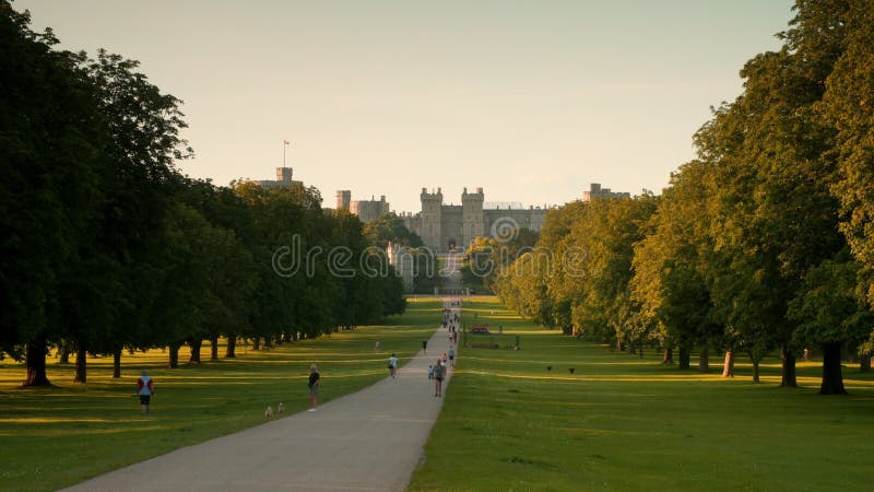 Les gens marchent le soir sur la longue promenade menant au château de windsor england