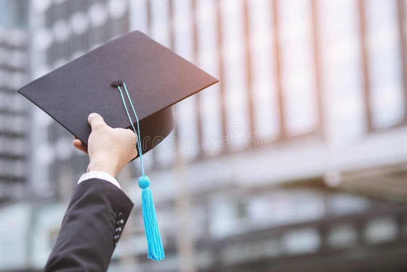 Tirer Sur Le Dos Des Jeunes Filles De Chapeaux De Graduation Pendant Le  Début Photo stock - Image du degré, université: 146031372