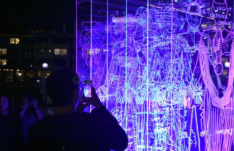 Les gens observant le paysage de l'esprit. Sydney, Australie - 26 mai 2017 Les gens observant le paysage de ` de l'art de ` d'esprit L'exposition de Sydney Vivid est un événement extérieur annuel gratuit de la musique légère et des idées