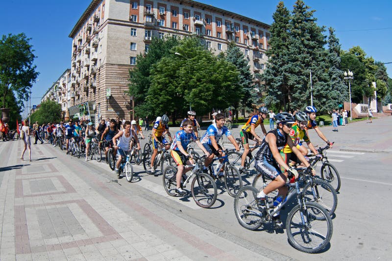 Les gens participent au défilé de vélo dans le jour de la jeunesse à Volgograd photographie stock libre de droits Les gens participent au défilé de vélo dans le jour de la jeunesse à Volgograd photographie stock libre de droits