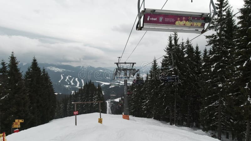 Les gens prennent l'ascenseur jusqu'à la station supérieure de la piste de ski