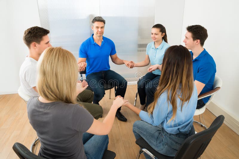 Les gens priant ensemble images stock Les gens priant ensemble images stock