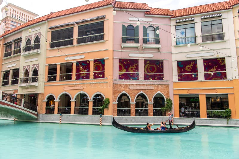 Les gens qui appr?cient des gondoles dans le mail de canal grand de Venise, m?tro Manille, Philippines, le 4 mai 2019 photo stock Les gens qui appr?cient des gondoles dans le mail de canal grand de Venise, m?tro Manille, Philippines, le 4 mai 2019 photo stock