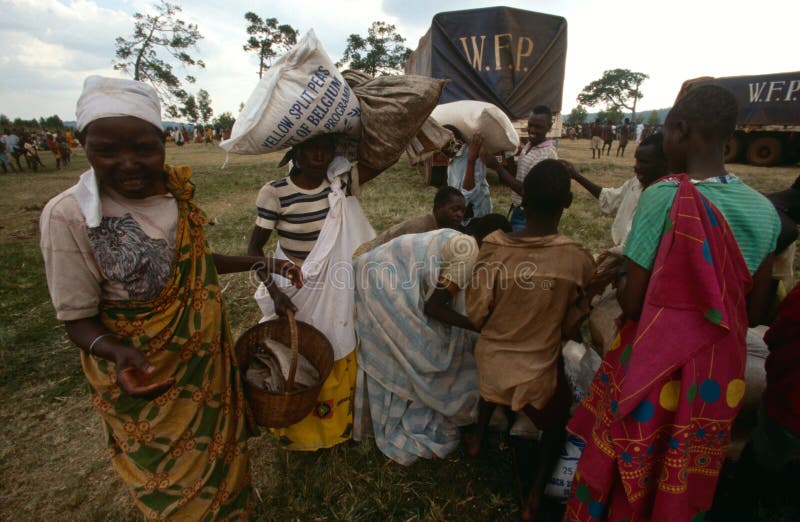 Les gens recevant des approvisionnements alimentaires du PAM photo stock Les gens recevant des approvisionnements alimentaires du PAM photo stock