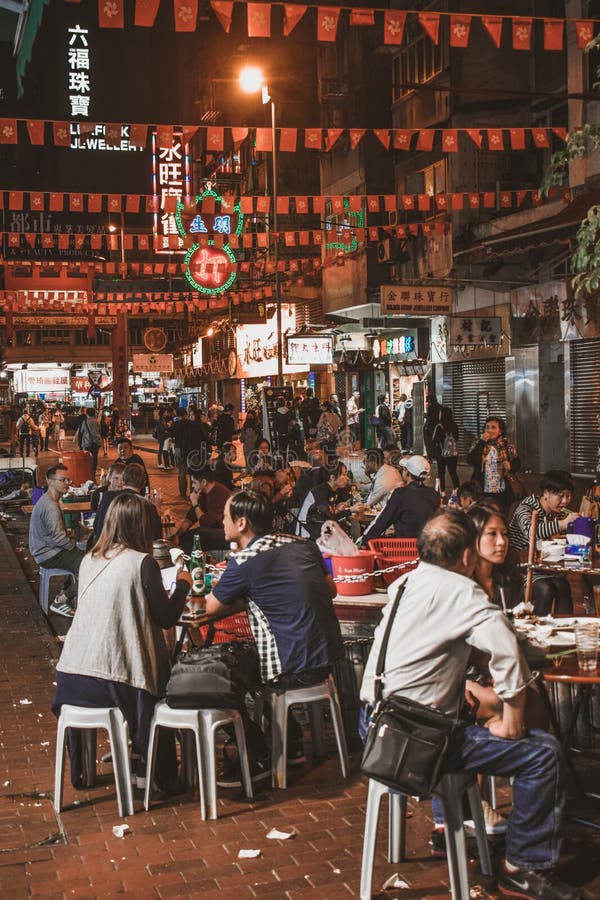Les gens reposant et mangeant de la nourriture de rue au marché en plein air égalisant de temple en Hong Kong images stock Les gens reposant et mangeant de la nourriture de rue au marché en plein air égalisant de temple en Hong Kong images stock
