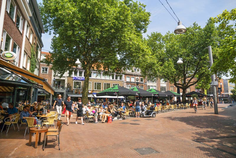 Les gens reposant sur une terrasse à Nimègue les Pays-Bas images stock Les gens reposant sur une terrasse à Nimègue les Pays-Bas images stock