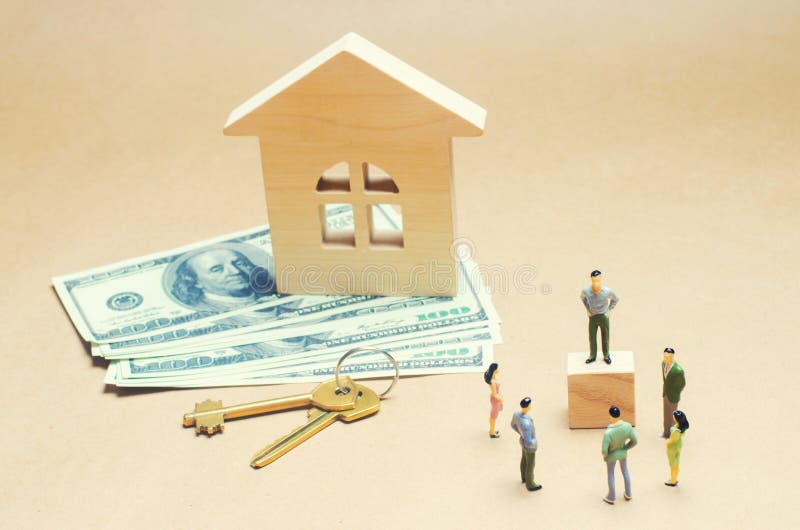 Les gens se tiennent près d'une maison en bois Concept des immeubles achetant et vendant un appartement Maison et charges signin image libre de droits Les gens se tiennent près d'une maison en bois Concept des immeubles achetant et vendant un appartement Maison et charges signin image libre de droits
