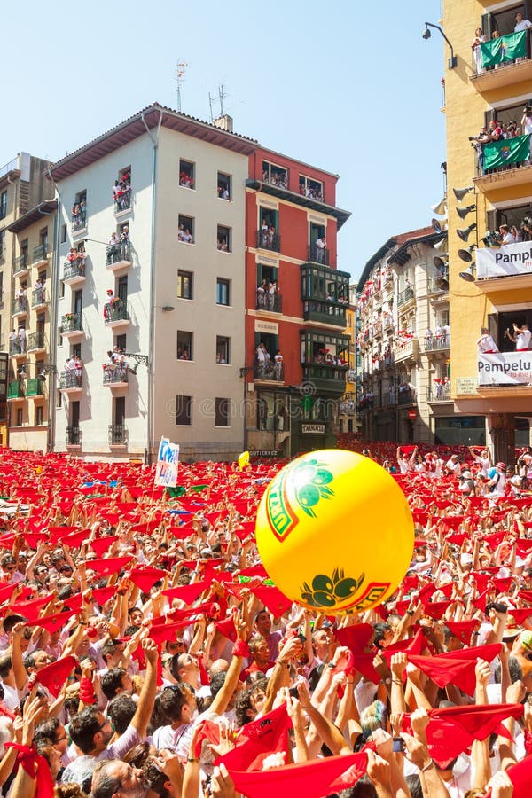 Les gens soulèvent le châle rouge dans s'ouvrir de attente du Fe de San Fermin image libre de droits Les gens soulèvent le châle rouge dans s'ouvrir de attente du Fe de San Fermin image libre de droits