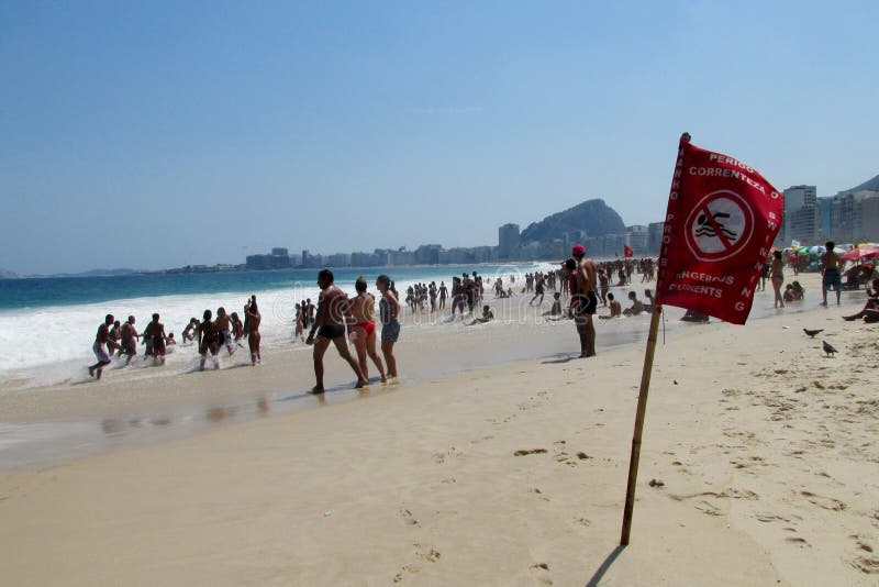 Les gens sur la plage en Rio de Janeiro, vagues dangereuses image libre de droits Les gens sur la plage en Rio de Janeiro, vagues dangereuses image libre de droits