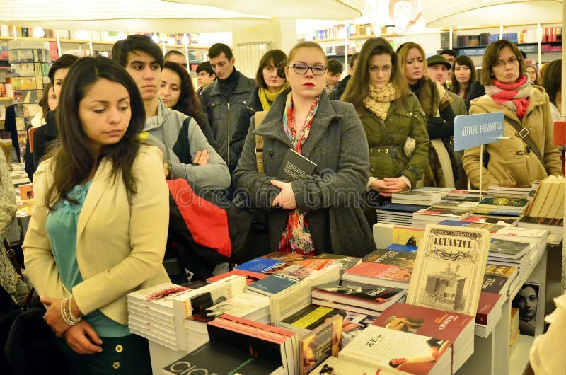 Les gens sur une librairie images stock Les gens sur une librairie images stock