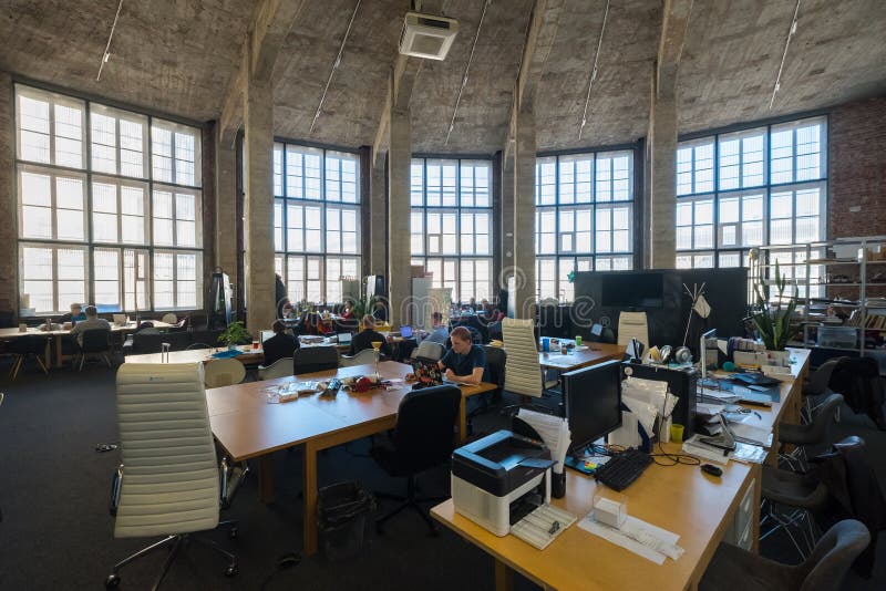 Les gens travaillent à l'espace coworking moderne photographie stock libre de droits Les gens travaillent à l'espace coworking moderne photographie stock libre de droits