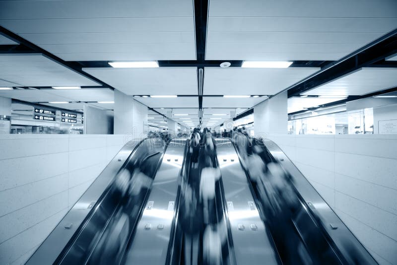 Les gens utilisant l'escalator photos stock Les gens utilisant l'escalator photos stock