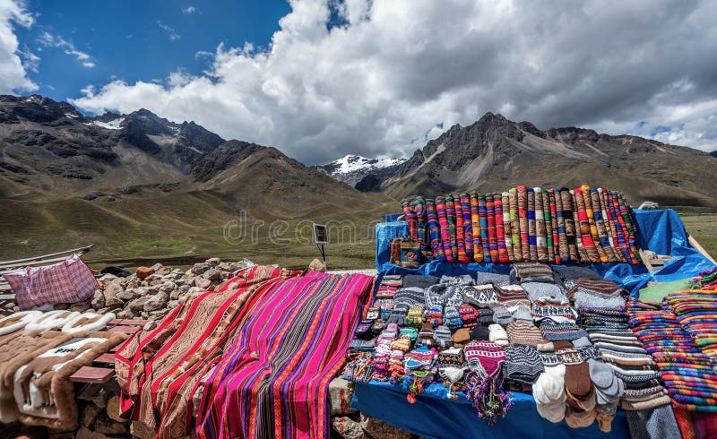 Les gens vendant des couvertures au marché de Raya de La, Cusco, Pérou images libres de droits Les gens vendant des couvertures au marché de Raya de La, Cusco, Pérou images libres de droits