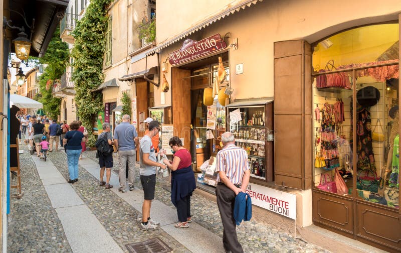 Les gens visitant le centre historique du village antique d'Orta San Giulio, situé sur la côte du lac Orta dans Piémont, l'Italie photo libre de droits Les gens visitant le centre historique du village antique d'Orta San Giulio, situé sur la côte du lac Orta dans Piémont, l'Italie photo libre de droits
