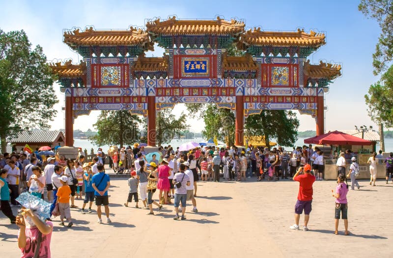 Les gens visitant PaiFang au palais d'été impérial dans Pékin, Chine images libres de droits Les gens visitant PaiFang au palais d'été impérial dans Pékin, Chine images libres de droits