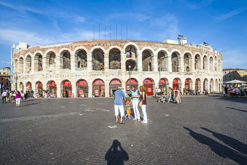Les gens à l'arène de Vérone photographie stock libre de droits Les gens à l'arène de Vérone photographie stock libre de droits