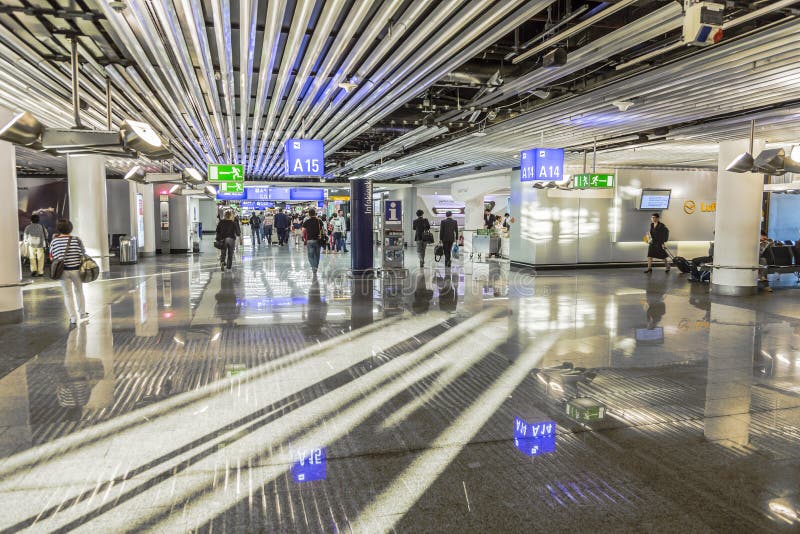 Les gens à l'aéroport photographie stock Les gens à l'aéroport photographie stock