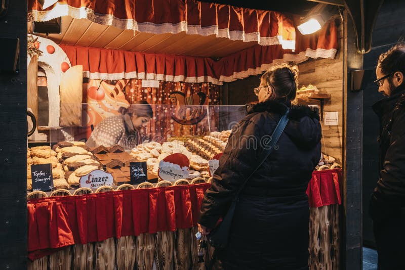 Les gens à un stand de nourriture au marché de Noël de Stephansplatz à Vienne, Autriche images stock Les gens à un stand de nourriture au marché de Noël de Stephansplatz à Vienne, Autriche images stock