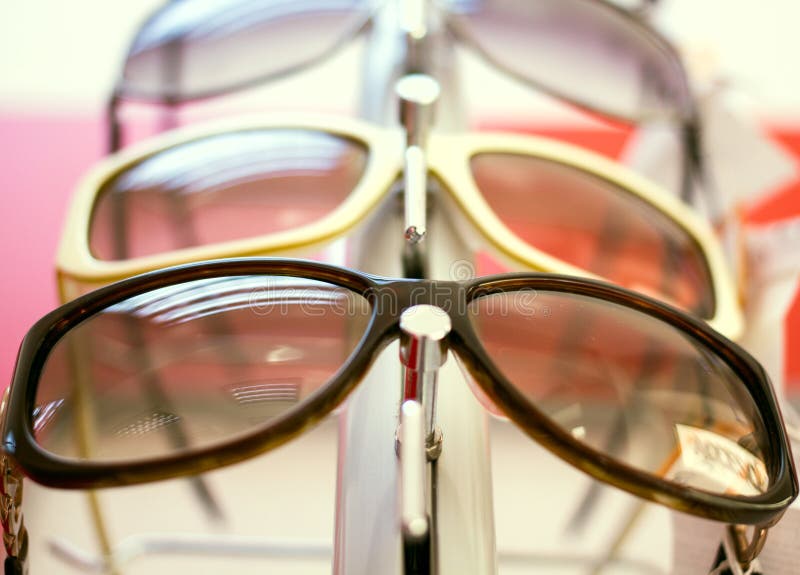 les glaces d'isolement exposent au soleil le blanc fermez-vous vers le haut des nuances et des lunettes de soleil dans la boutiqu photos stock les glaces d'isolement exposent au soleil le blanc fermez-vous vers le haut des nuances et des lunettes de soleil dans la boutiqu photos stock