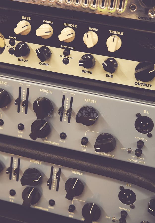 Les glisseurs de mélangeur de Digital utilisés pour ajustent le niveau audio photo stock Les glisseurs de mélangeur de Digital utilisés pour ajustent le niveau audio photo stock