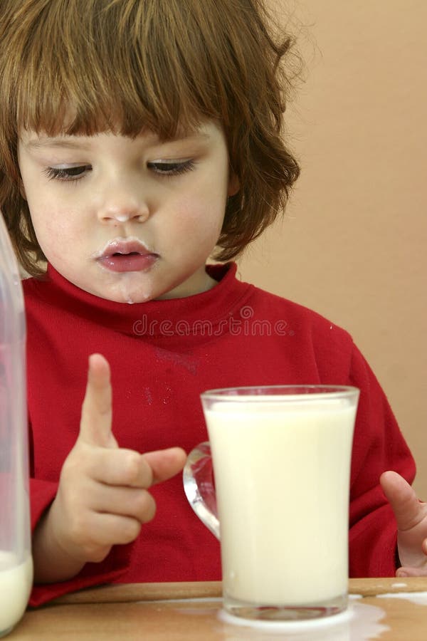 Les enfants devraient boire du lait photographie stock libre de droits