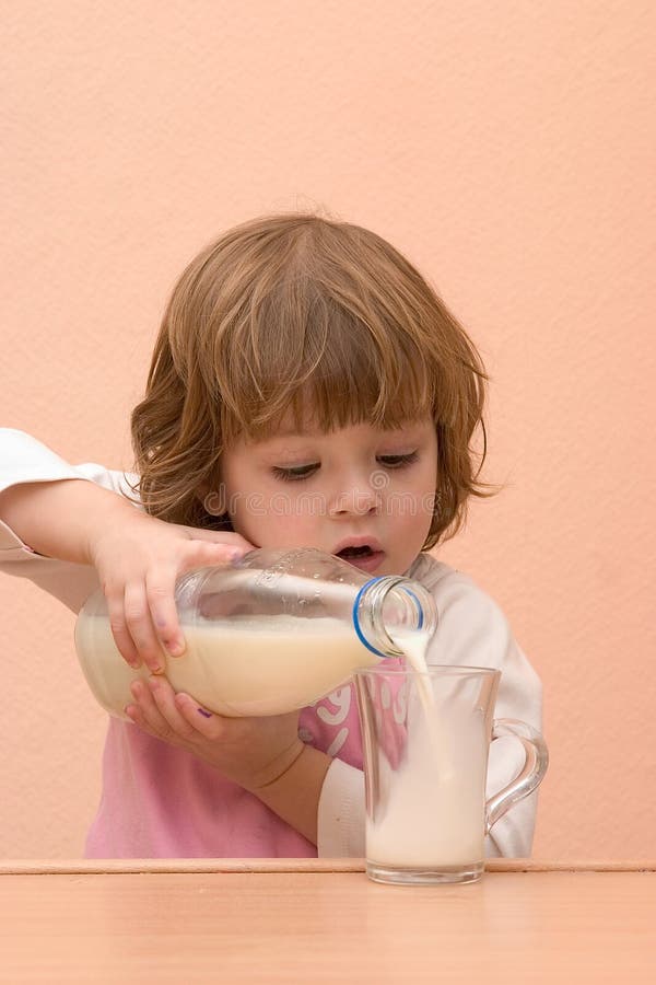 Les enfants devraient boire du lait image libre de droits