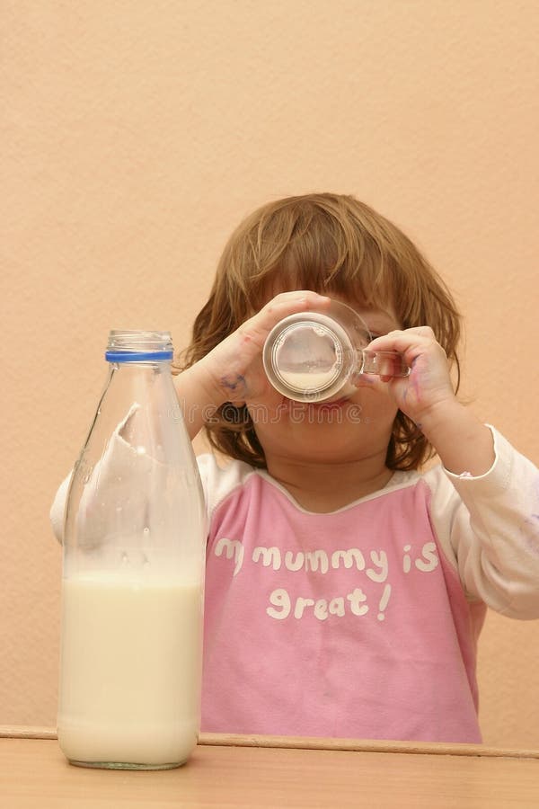 Les enfants devraient boire du lait image libre de droits