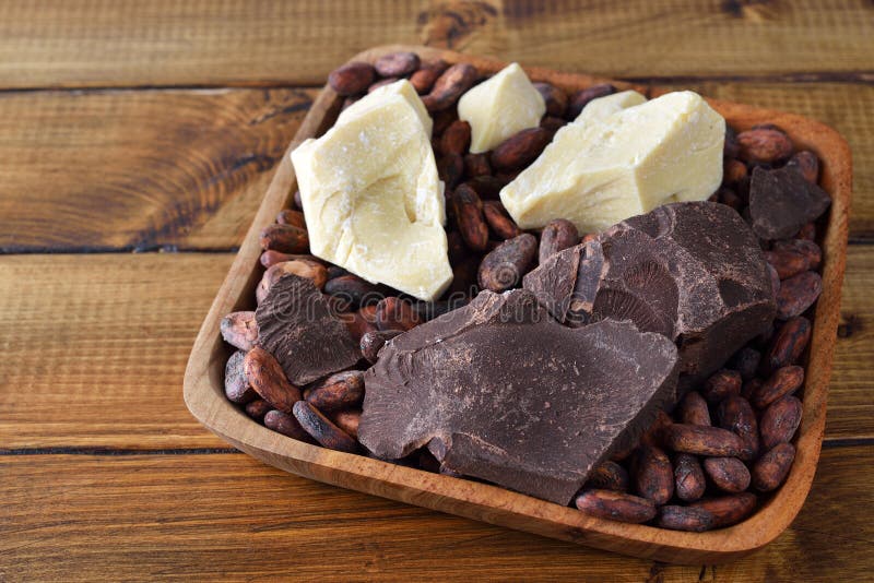 Les graines de cacao, le beurre de cacao et le cacao amassent