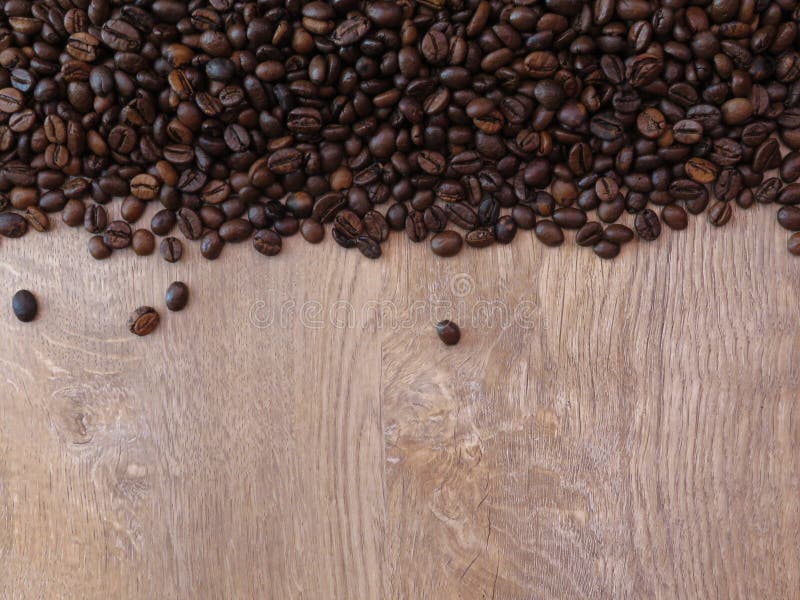 Les grains de café sur la texture en bois de chêne fin modèlent le fond L'espace pour le texte photographie stock Les grains de café sur la texture en bois de chêne fin modèlent le fond L'espace pour le texte photographie stock
