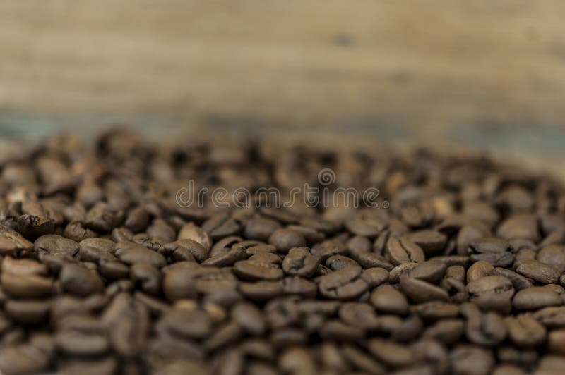 Les grains de café torréfiés, peuvent être utilisés comme fond