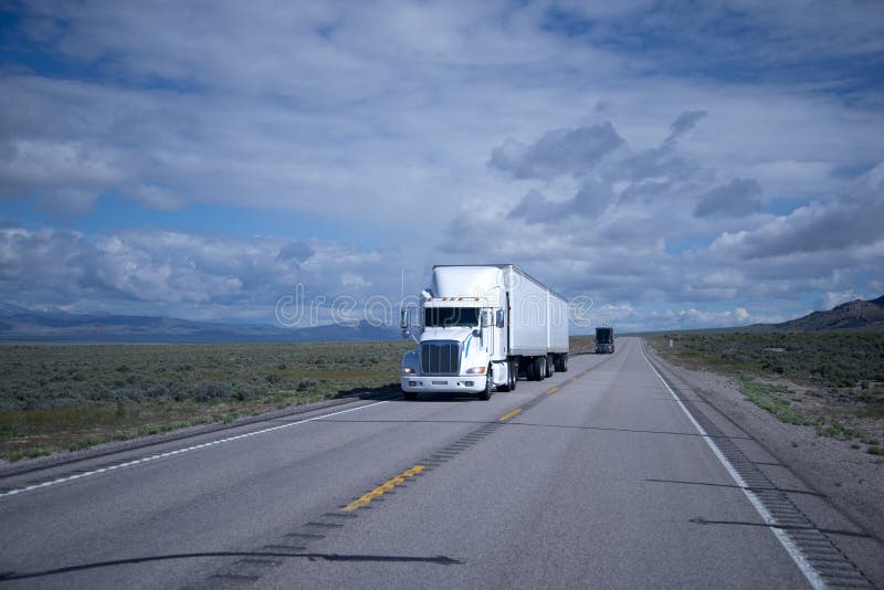 Les grandes installations troque semi noir et blanc sur la route du Nevada photo libre de droits Les grandes installations troque semi noir et blanc sur la route du Nevada photo libre de droits