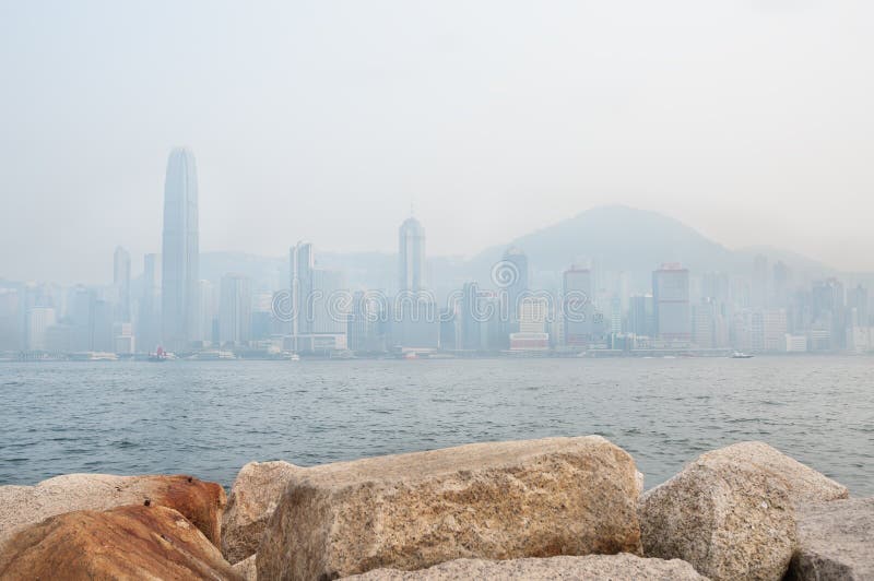 Les gratte-ciel du secteur financier et de la Victoria Peak de Hong Kong obscurcis par la pollution atmosphérique images stock Les gratte-ciel du secteur financier et de la Victoria Peak de Hong Kong obscurcis par la pollution atmosphérique images stock