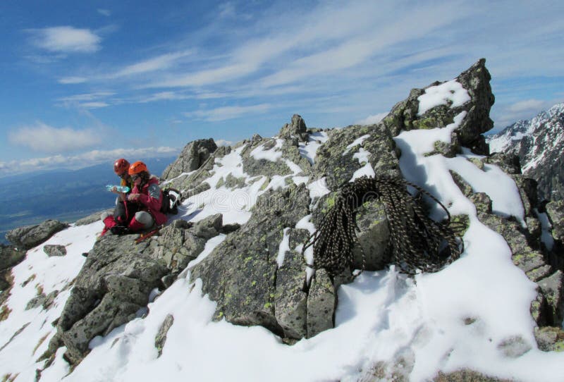 Les grimpeurs ont le repos sur l'itinéraire d'alpiniste images stock Les grimpeurs ont le repos sur l'itinéraire d'alpiniste images stock