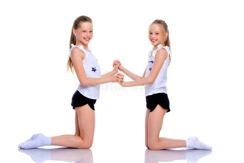 Les gymnastes de filles exécutent des exercices photos stock Les gymnastes de filles exécutent des exercices photos stock