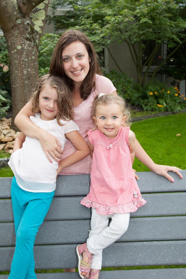 Les générations de famille Parenting l'unité mettent en place le concept de nature dans le jardin photographie stock Les générations de famille Parenting l'unité mettent en place le concept de nature dans le jardin photographie stock