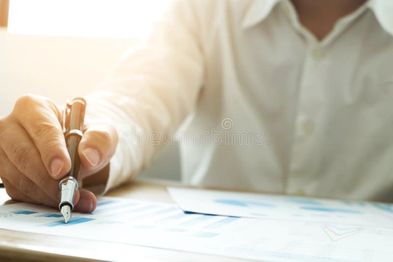 Les hommes d'affaires dirigent des nombres, le graphique, diagramme dans des résultats d'affaires Concept d'affaires photo libre de droits Les hommes d'affaires dirigent des nombres, le graphique, diagramme dans des résultats d'affaires Concept d'affaires photo libre de droits