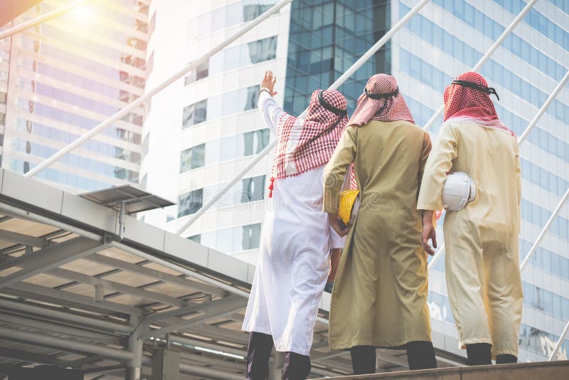 Les hommes d'affaires et les architectes arabes s'assemblent pour travailler ensemble pour le C.A. photos stock Les hommes d'affaires et les architectes arabes s'assemblent pour travailler ensemble pour le C.A. photos stock