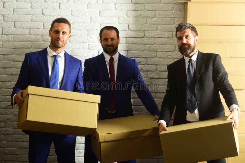 Les hommes d'affaires portent les costumes et les cravattes futés Hommes avec la barbe photo libre de droits Les hommes d'affaires portent les costumes et les cravattes futés Hommes avec la barbe photo libre de droits