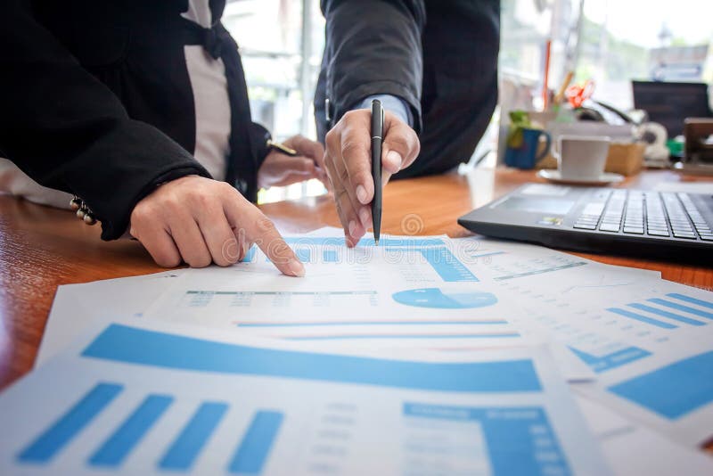 Les hommes d'affaires rencontrant la présentation d'idée, analysent des plans photos stock Les hommes d'affaires rencontrant la présentation d'idée, analysent des plans photos stock