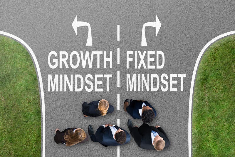 Les hommes d'affaires s'approchent de la mentalité de croissance de signes et de la mentalité fixe