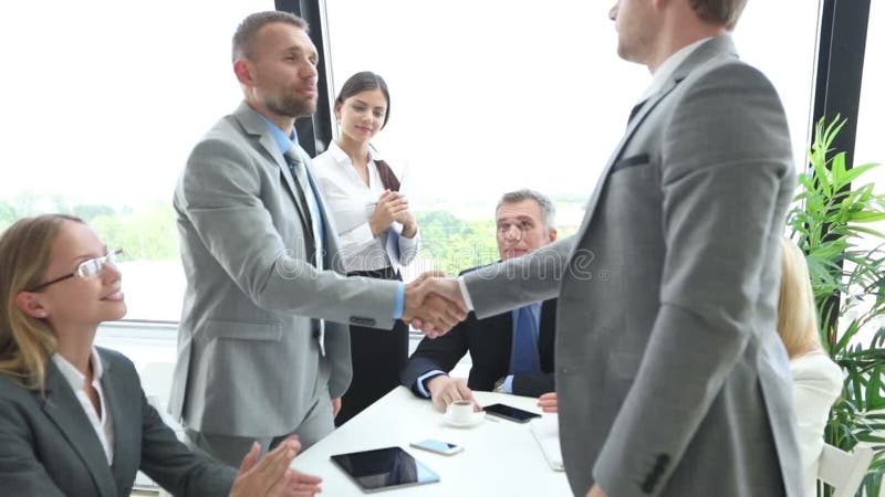 Les hommes d'affaires serrent la main banque de vidéos