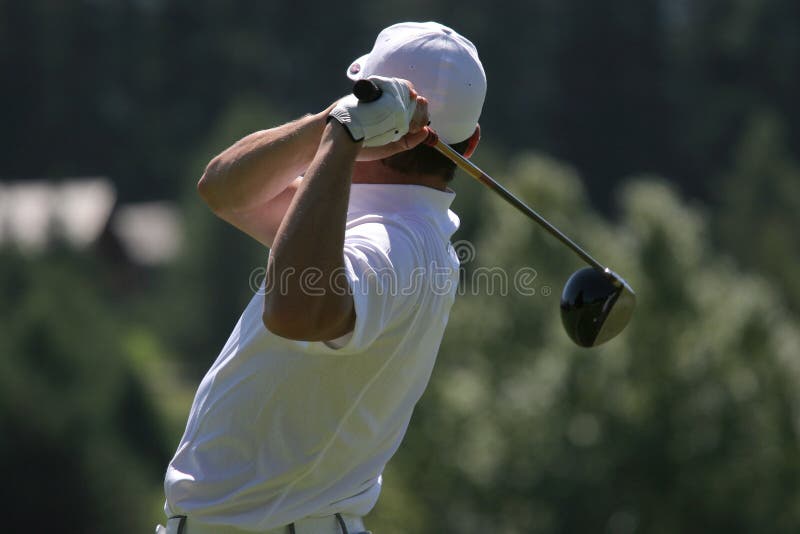 Les hommes jouent au golf l'oscillation photos stock Les hommes jouent au golf l'oscillation photos stock