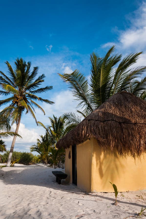 Les huttes de cabanes sur le sable blanc échouent au Mexique Tulum images libres de droits Les huttes de cabanes sur le sable blanc échouent au Mexique Tulum images libres de droits