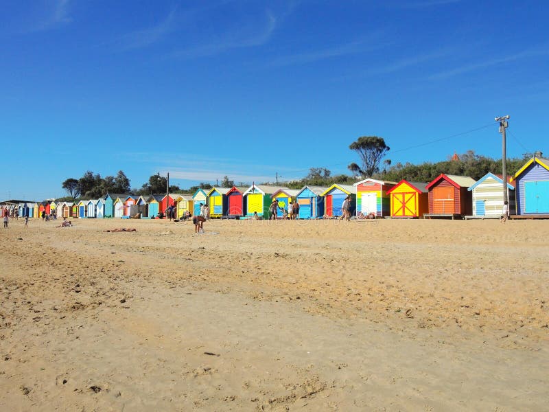 Les huttes en bois iconiques de plage sur Brighton échouent, Melbourne dans le beau jour d'été avec le ciel bleu images libres de droits Les huttes en bois iconiques de plage sur Brighton échouent, Melbourne dans le beau jour d'été avec le ciel bleu images libres de droits