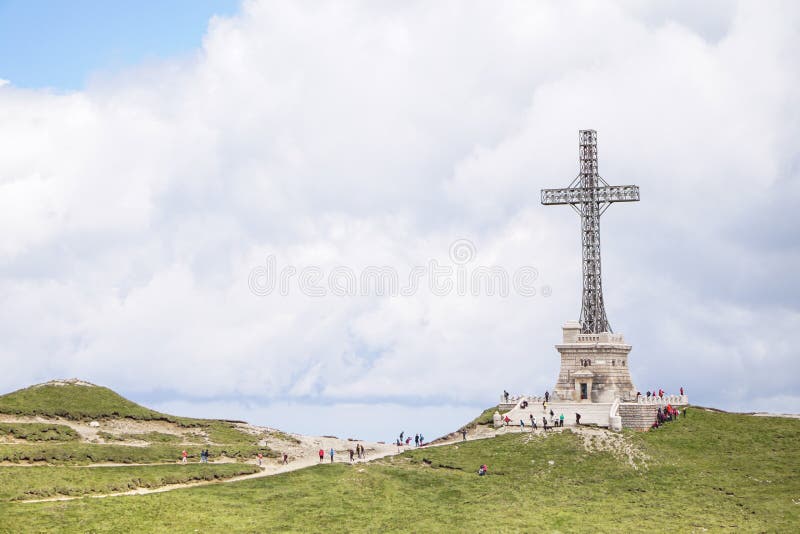 Les héros de la guerre mondiale 1 croisent le monument, sur la crête de Caraiman photo stock Les héros de la guerre mondiale 1 croisent le monument, sur la crête de Caraiman photo stock