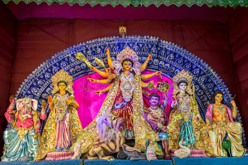 Les idoles de la déesse indoue Maa Durga avec ses enfants dans un pandal ont admirablement décoré pendant le festival de Durga Pu image stock Les idoles de la déesse indoue Maa Durga avec ses enfants dans un pandal ont admirablement décoré pendant le festival de Durga Pu image stock