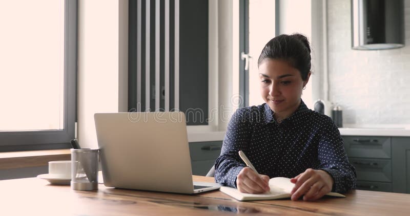 Les informations de recherche de femme d'affaires sur Internet l'écrit dans l'organisateur personnel