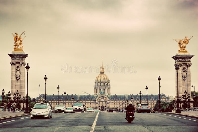 Les Invalides van Pont Alexandre III brug in Parijs, Frankrijk wordt gezien dat wijnoogst stock afbeeldingen Les Invalides van Pont Alexandre III brug in Parijs, Frankrijk wordt gezien dat wijnoogst stock afbeeldingen