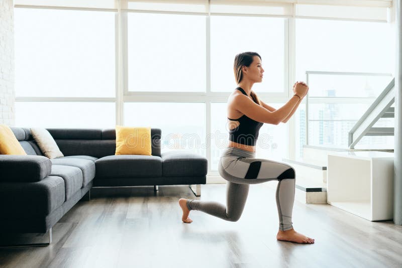 Les jambes de formation de femme adulte faisant des mouvements brusques inversés s'exercent image libre de droits Les jambes de formation de femme adulte faisant des mouvements brusques inversés s'exercent image libre de droits