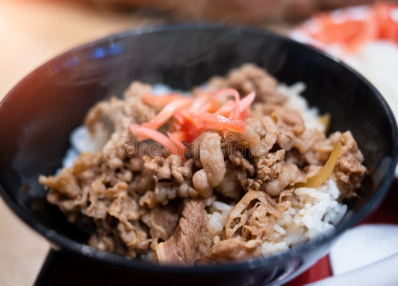 Les Japonais fermentent coupent en tranches le boeuf avec du riz images libres de droits Les Japonais fermentent coupent en tranches le boeuf avec du riz images libres de droits